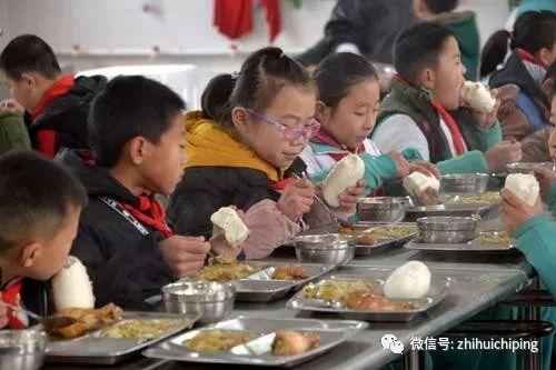 新里镇中心小学吃瓜视频,校园欢乐瞬间