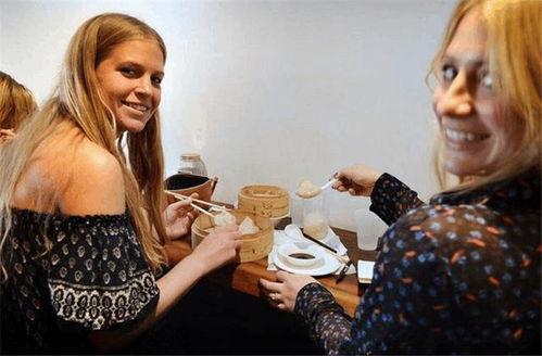 外国人走路吃瓜视频下载,趣味视频走红网络