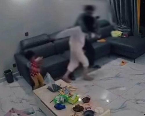 家暴吃瓜的视频在线观看,网络“吃瓜”背后的家庭悲剧