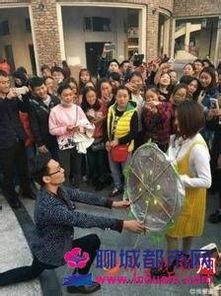 吃瓜女生被求婚视频,甜蜜瞬间！吃瓜女生意外见证浪漫求婚