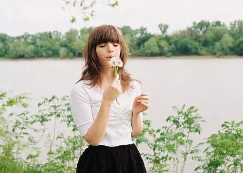 自拍吃瓜拍照姿势视频大全,视频大全教你拍出潮流美食照