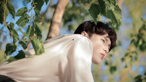 张艺兴夏日吃瓜写真视频,清凉夏日美食时光