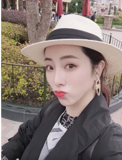 戴帽子的吃瓜博主视频,揭秘网络红人的幕后生活