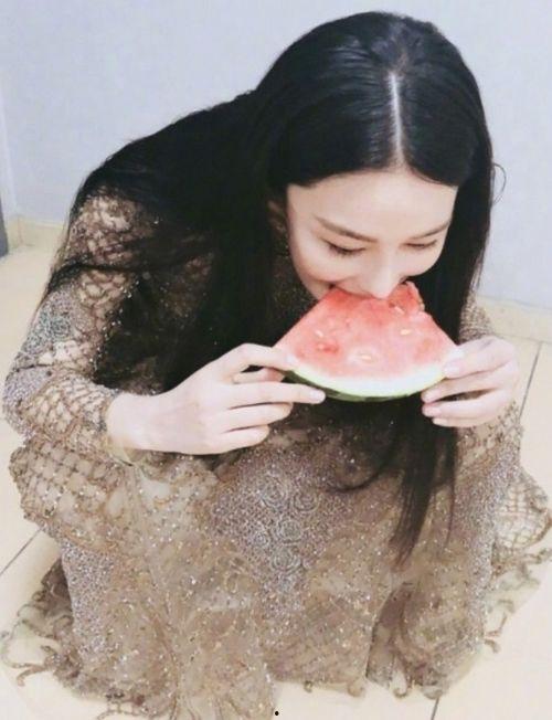 张馨予各种吃瓜视频,吃瓜日常，揭秘明星私生活点滴