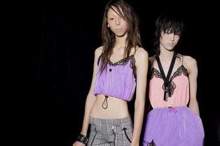 女模特表演吃瓜视频,女模特吃瓜表演的时尚演绎